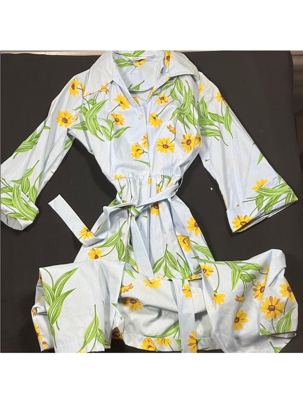 Vintage late 70s flower dress. So cute!! Fits lady sizes 14/16.